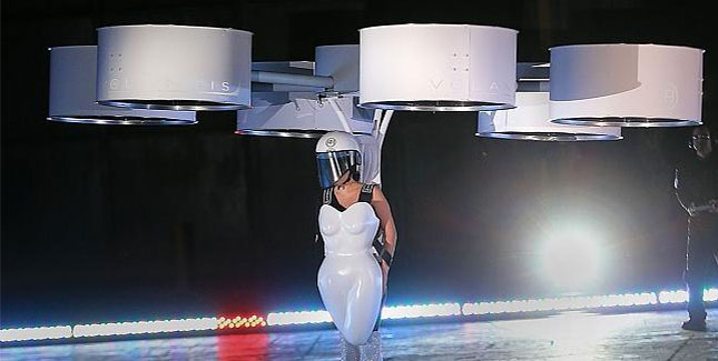 Lady Gaga fliegt im Hexacopter-Kleid Ã¼ber die BÃ¼hne