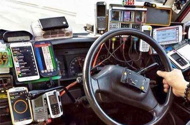 Taxifahrer montiert 13 Handys am Armaturenbrett