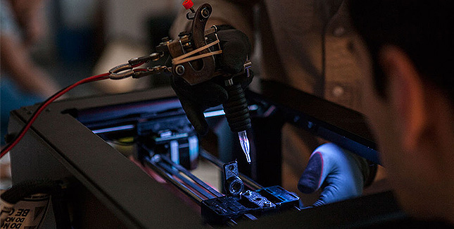 Studenten stechen sich Tattoo mit umgebautem 3D Drucker
