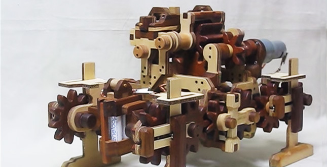 Kunstvolle Roboter-Mechanik aus Holz