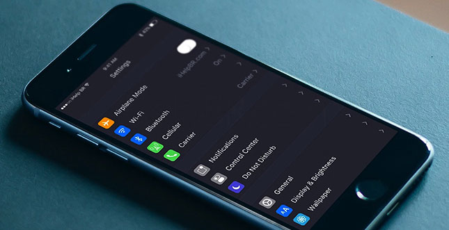 iOS 10 Konzept mit â€žDark Modeâ€œ auf dem iPhone